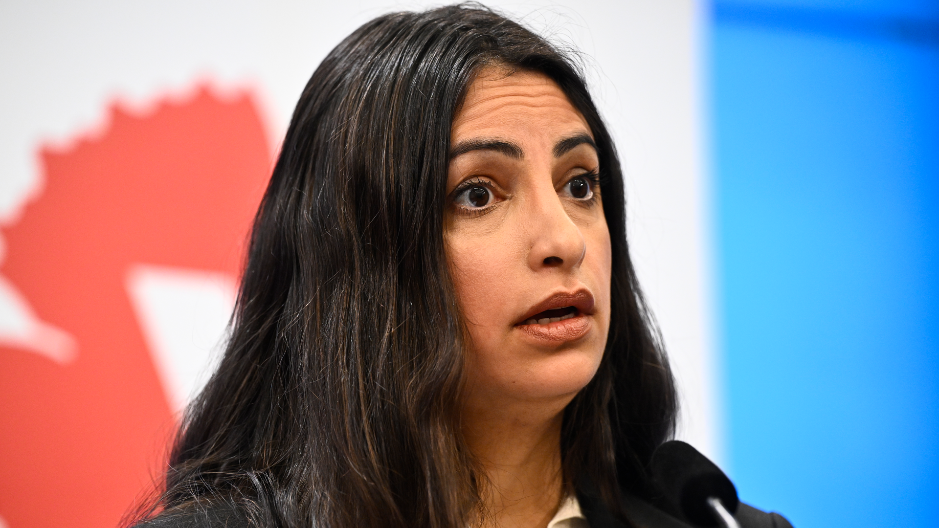 Vänsterledaren sträcker ut handen – men nobbas: ”Köper inte”