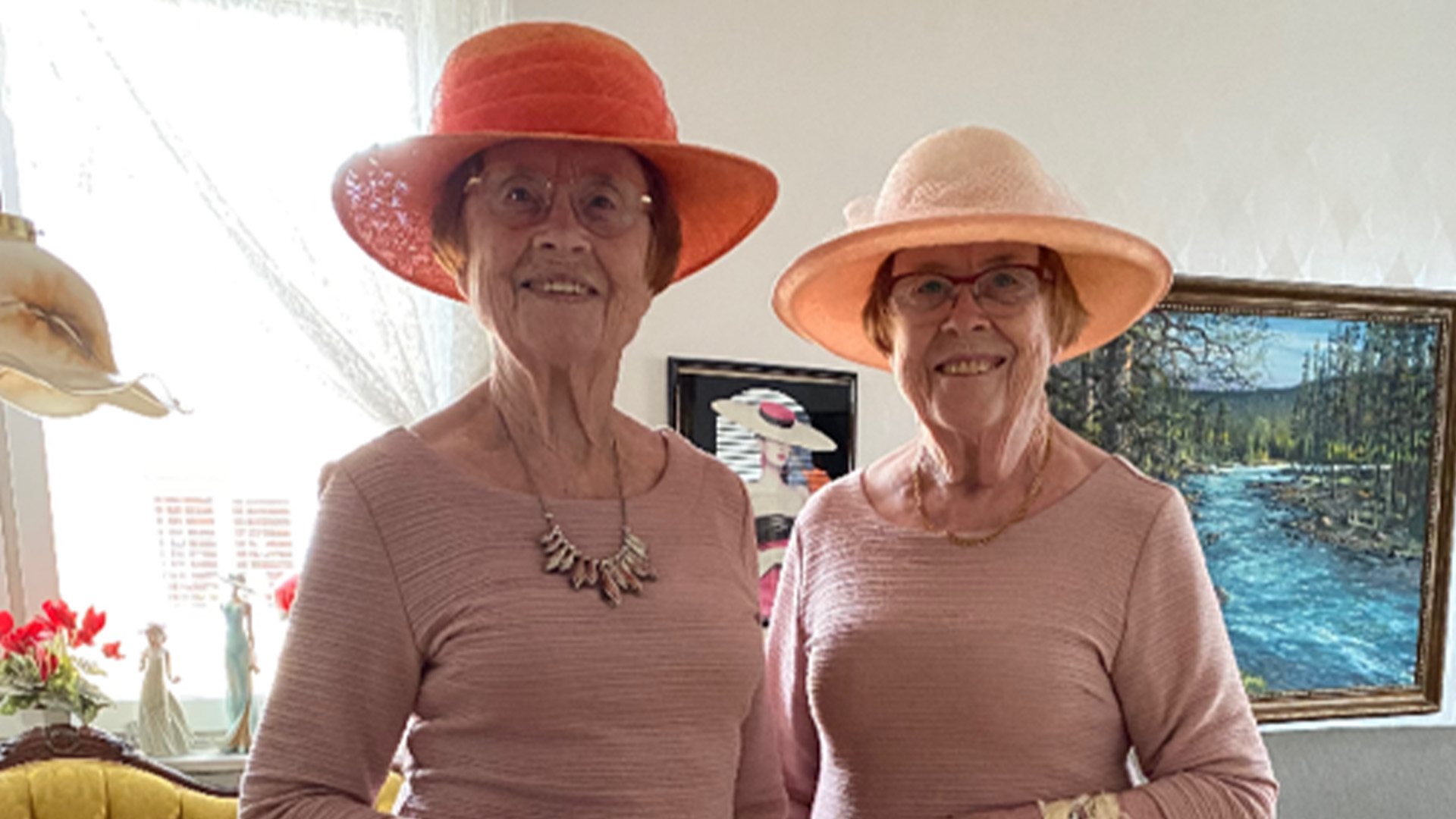 89-åriga tvillingsystrarna lämnar aldrig hemmet utan hatt