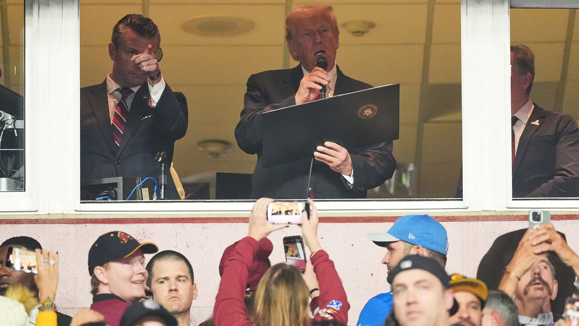 Här blir Trump utbuad under matchen