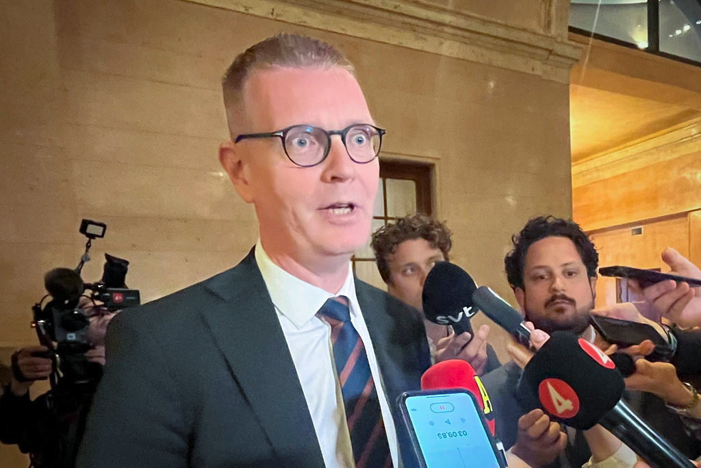 M begär debatt efter strykningar i V