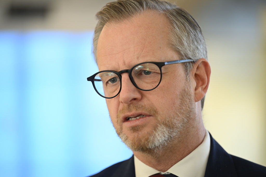 Damberg: 'Tar inga opinionsundersökningar på allvar'