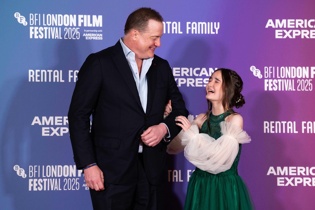 Fraser Om Nya Filmen K Rleksbrev Till Ensamma Brendan Fraser Tillsammans Med Sin Unga Motspelare Shannon Mahina Gorman Vid Premiaren For Rental Family I London I Hostas. 
