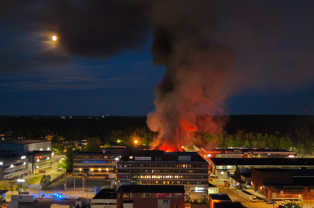 Storbrand rasar i södra Stockholm