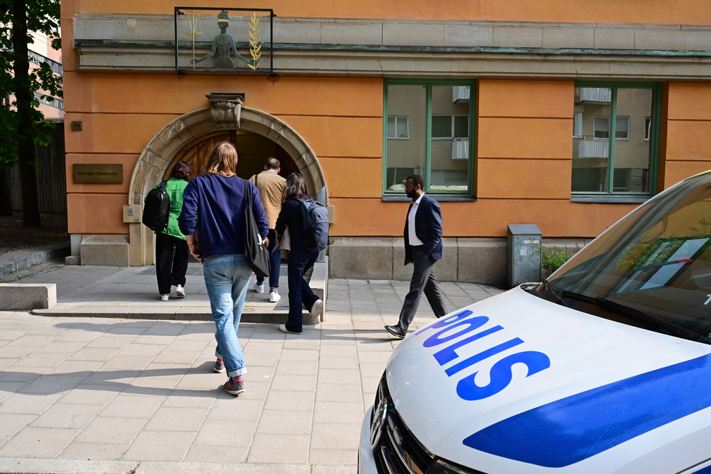Topp 5 anledningar till varför IS-svensken tiger i terrorrättegången