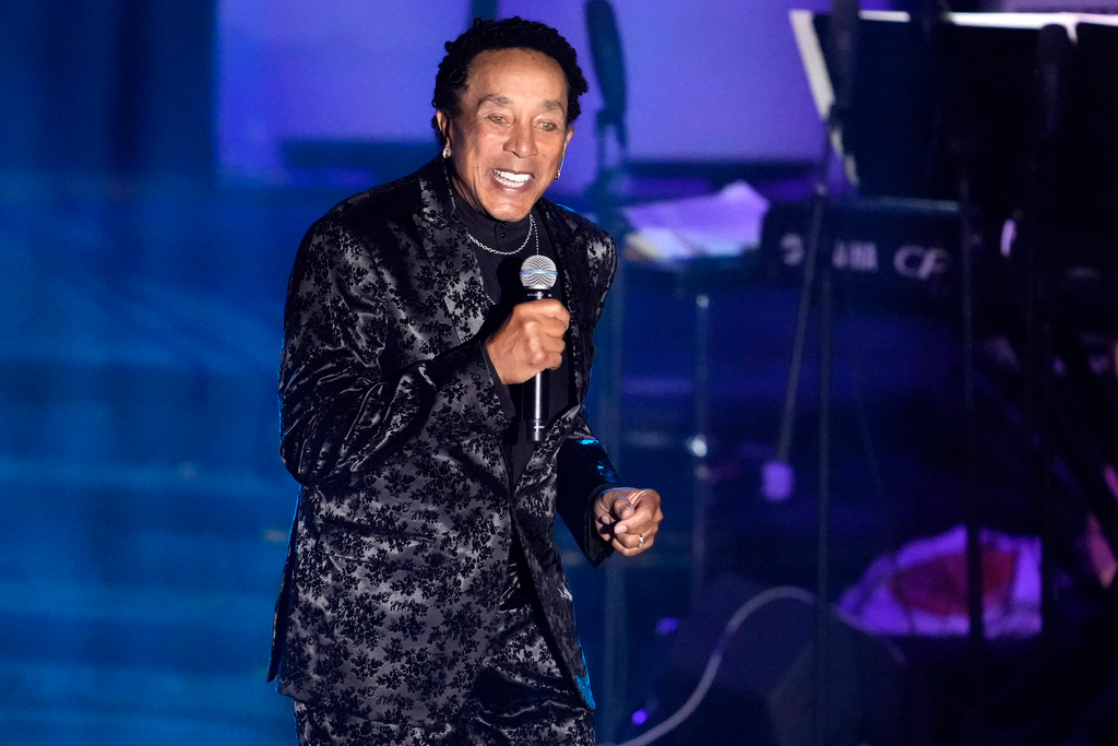 Smokey Robinson está acusado de múltiples violaciones