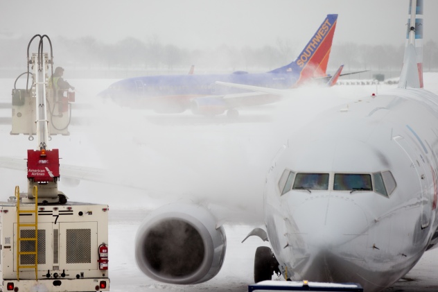plane-being-deiced