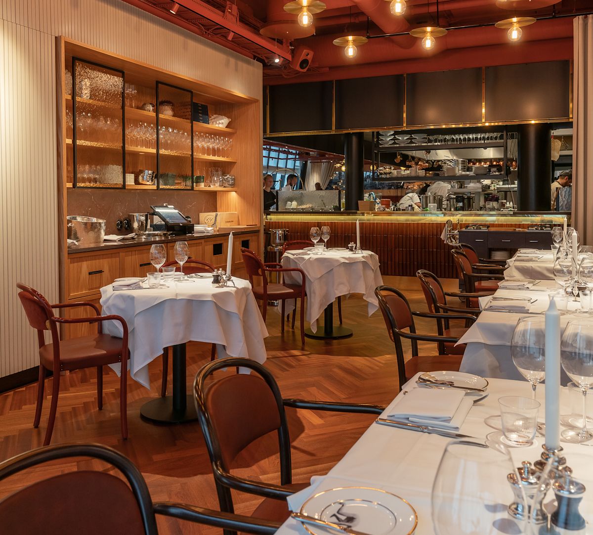 Interiör på Brasserie Astoria med Genelec-högtalare
