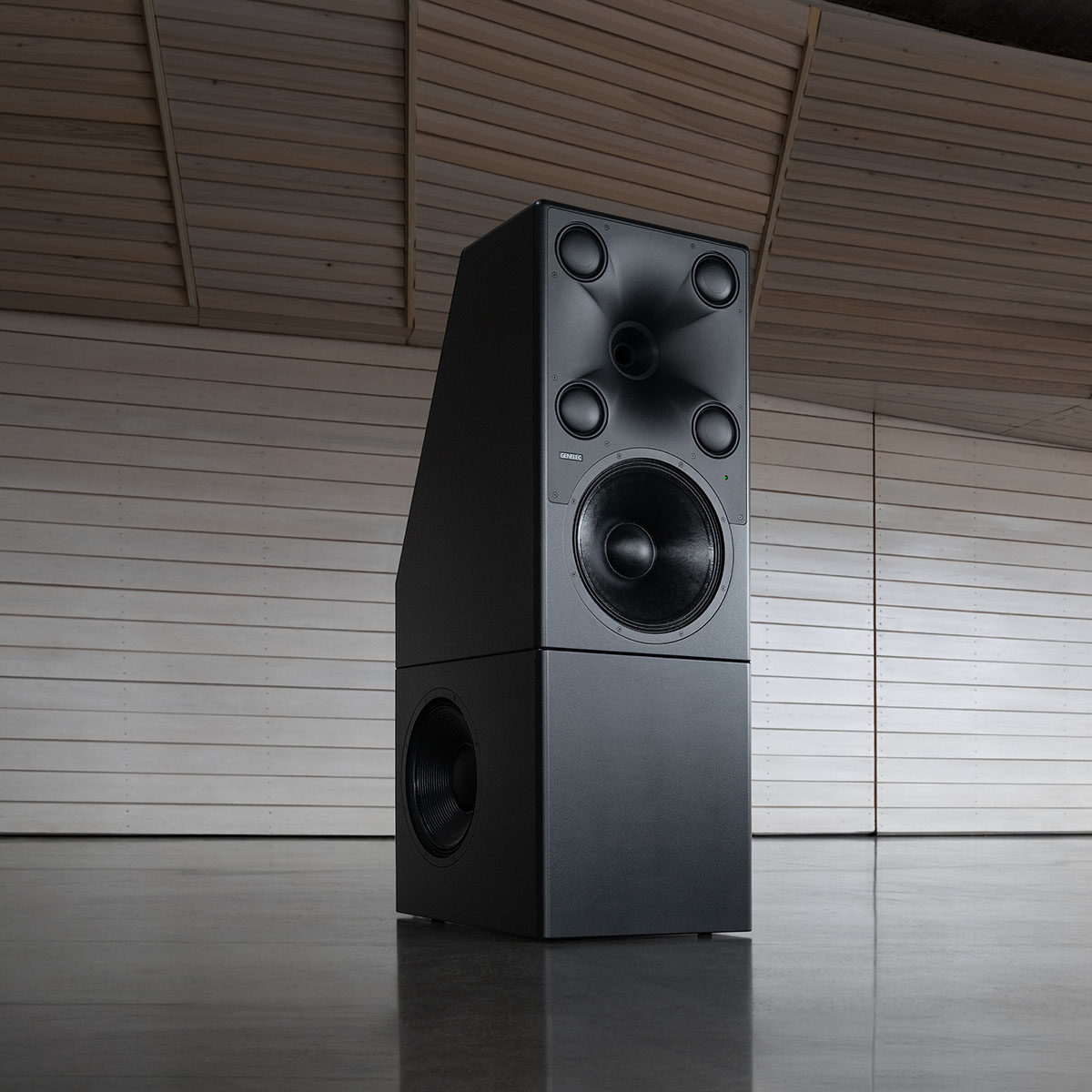 前面LFと側面LFを備えたGenelec 8381Aを室内に設置した公式写真