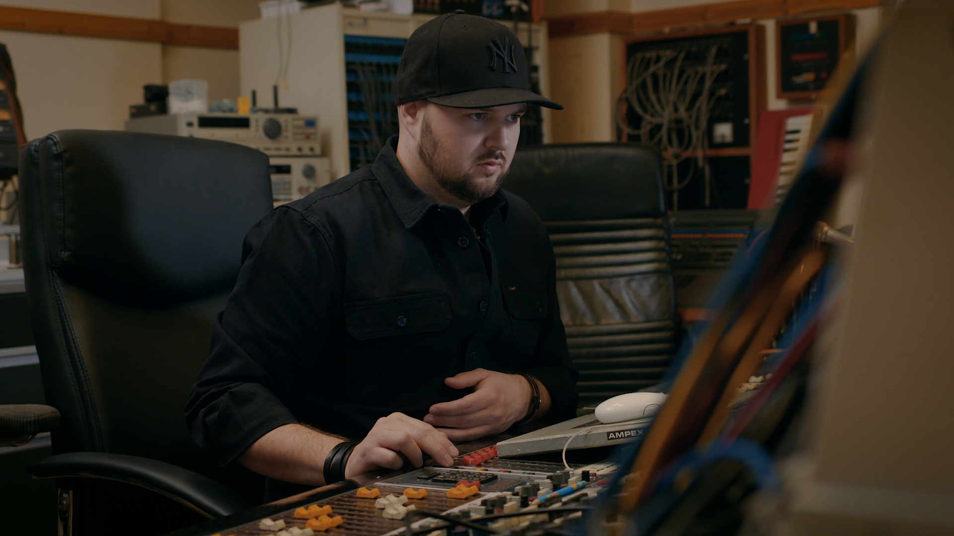 mike e genelec wc v2.00 01 57 22.still002