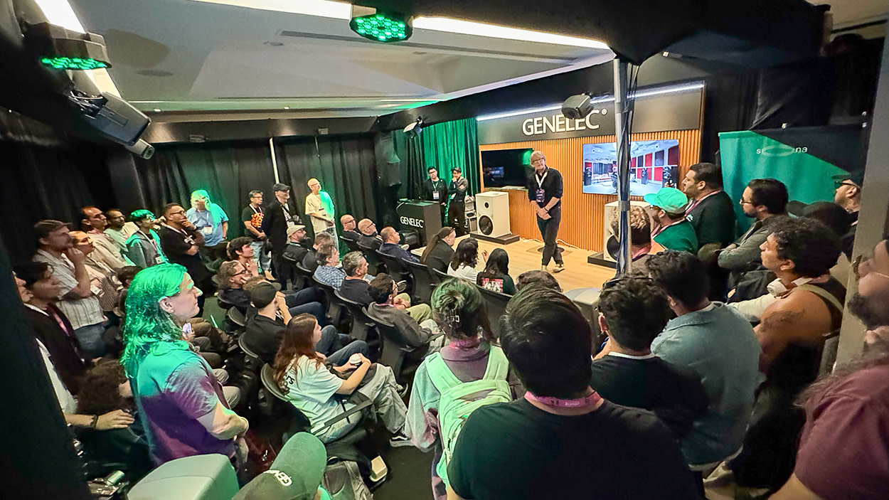 Audiencia reunida en la sala inmersiva de GENELEC durante SoundCheck:Xpo 2026 en México, asistiendo a la presentación de Michael Romanowski (Immersive Master)