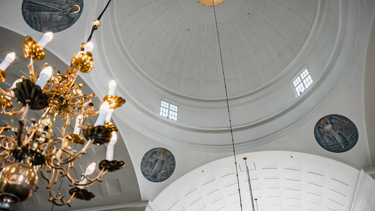 Interior view of Oulu Cathedral in Finland, looking up towards the vaulted dome and ornate chandeliers. The cathedral is home to The Logos, a monumental immersive sound installation by artist, composer and technologist Andrew Melchior. 