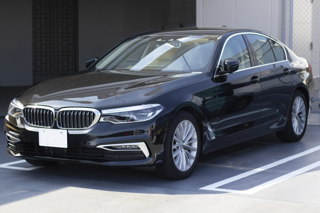 BMW5シリーズのバッテリー交換はいくら？交換方法別の費用や所要時間を