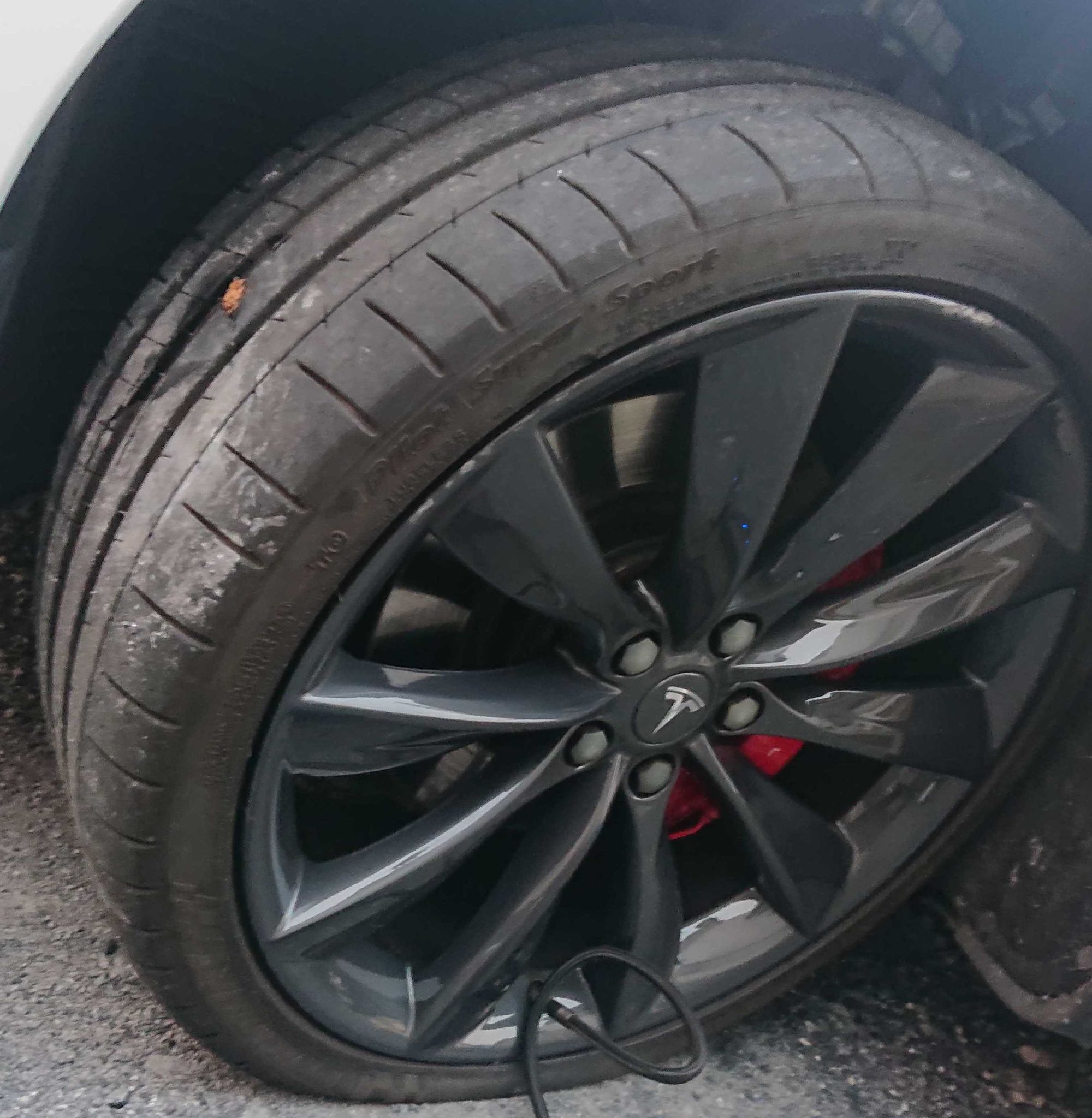 Tesla - タイヤのパンク修理｜Seibii