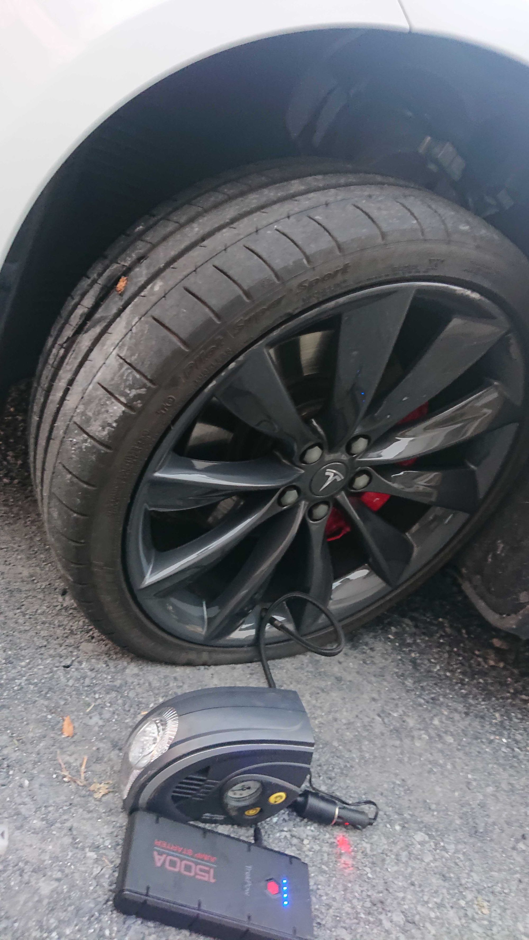 Tesla タイヤのパンク修理 Seibii