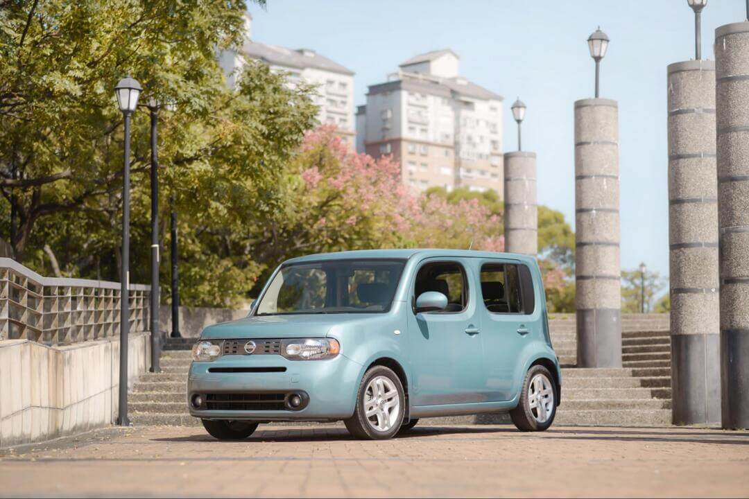 日産キューブが車検切れしたらどうする？車検を通す方や費用を抑える 
