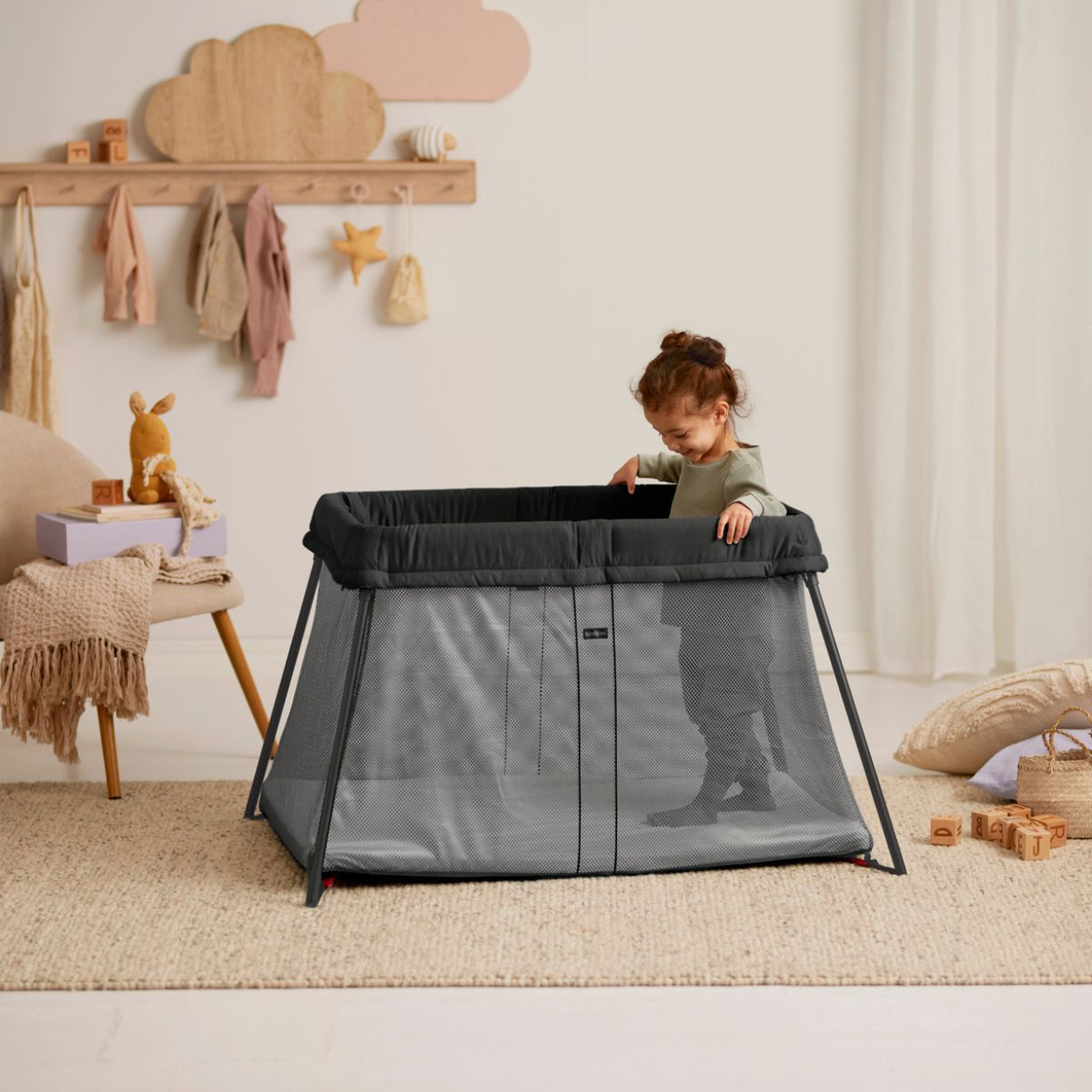 BabyBjörn Travel Crib & Organic Sheet Bundle - Black.
