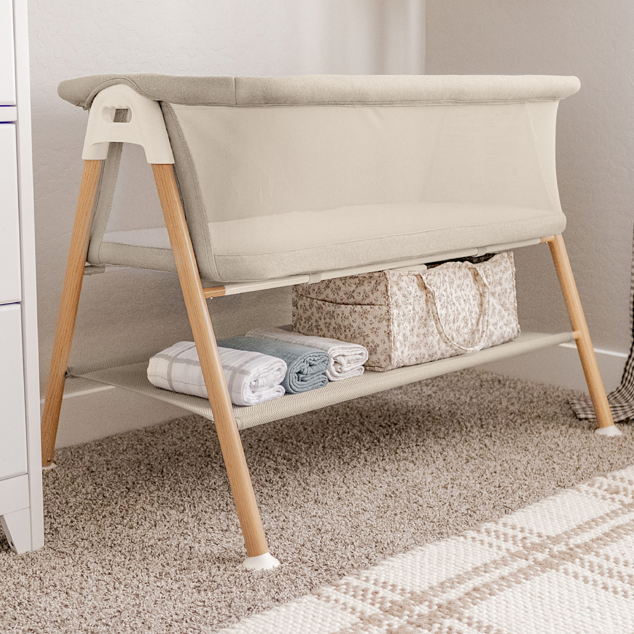 Newton Baby Essential Bassinet - Sandstone.