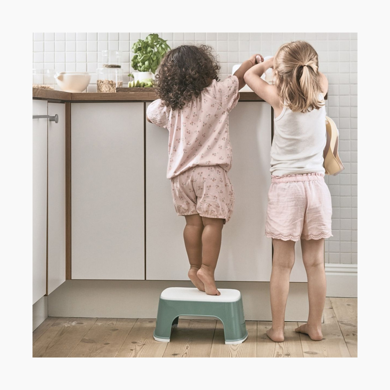 BabyBjörn Step Stool - Deep Green/White.