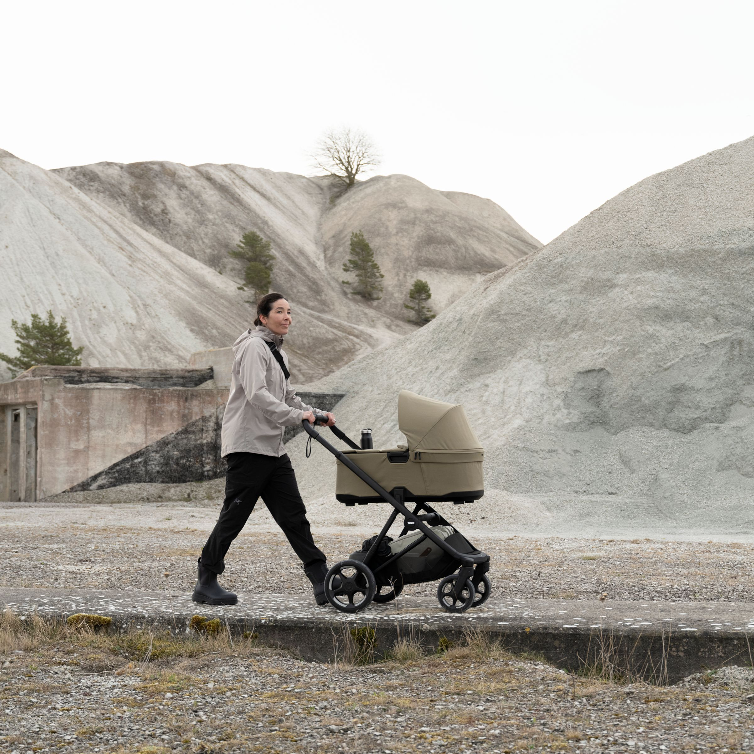 Thule Charm Stroller + Bassinet - Darkest Blue.