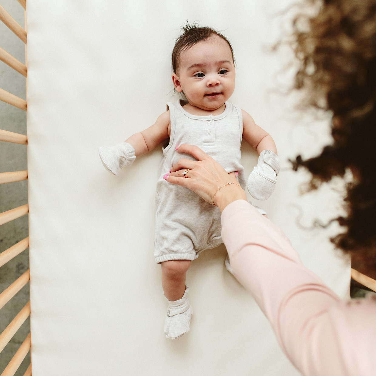 Goumi Kids Stay-On Baby Mitts (2 pack) - Many Moons + Storm Grey, 0-3 M.