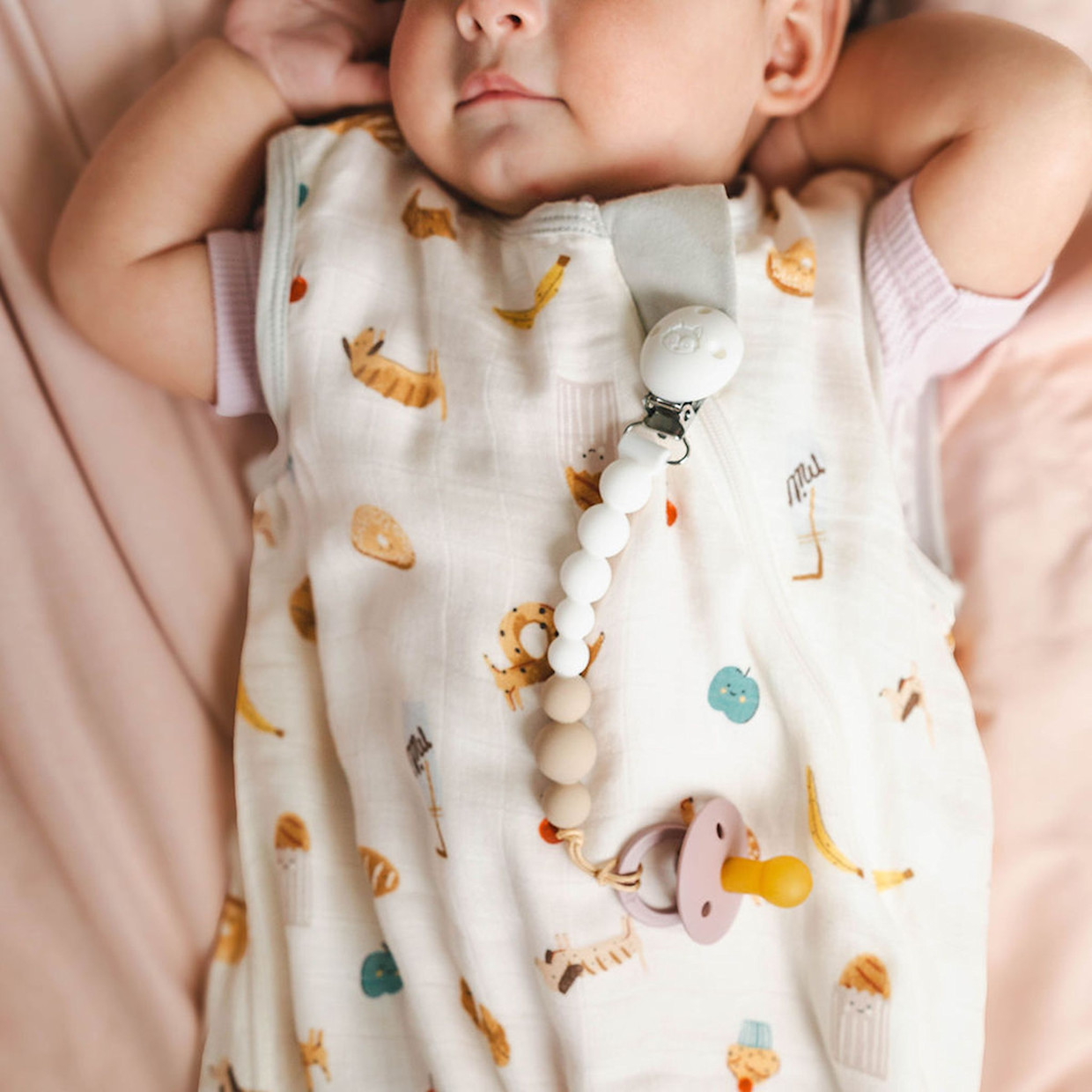 Loulou Lollipop OneC Pacifier Clip - White.