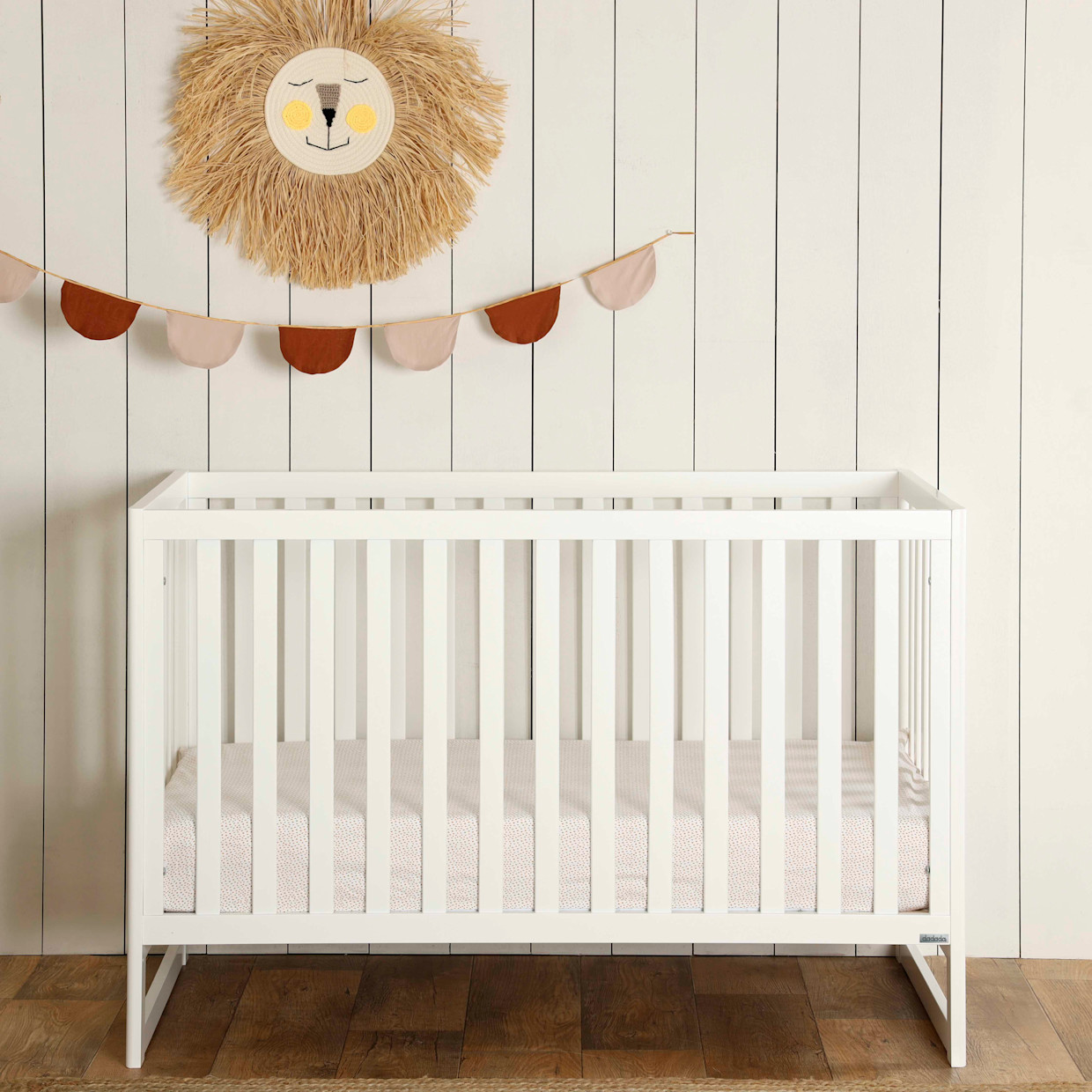 dadada Austin 3-in-1 Convertible Crib - White.