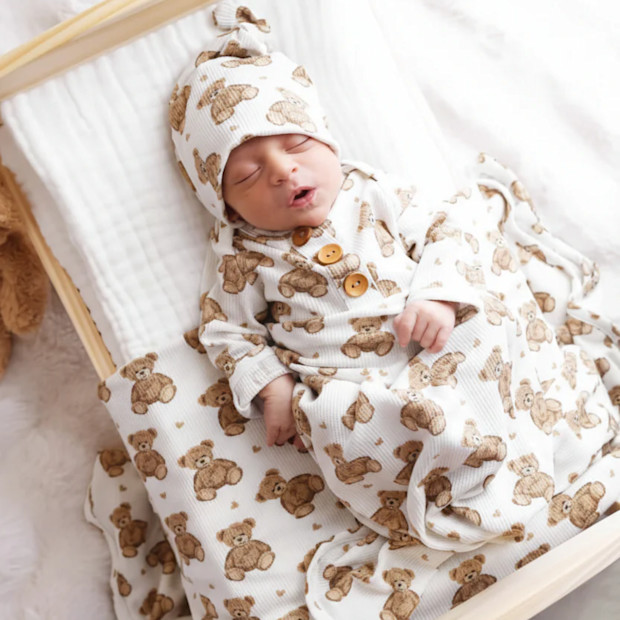 Caden Lane Bamboo Waffle Newborn Baby Knot Gown & Hat Set.