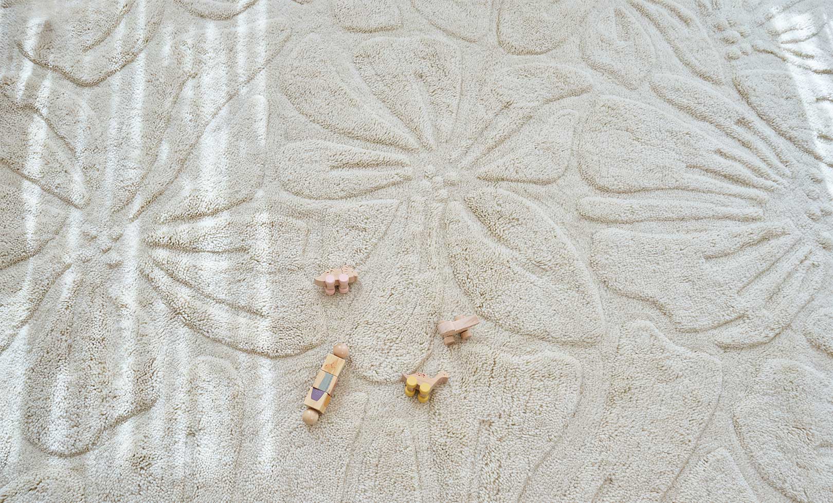 Sage & Wild Floral Field Washable Wool Area Rug in Cream.