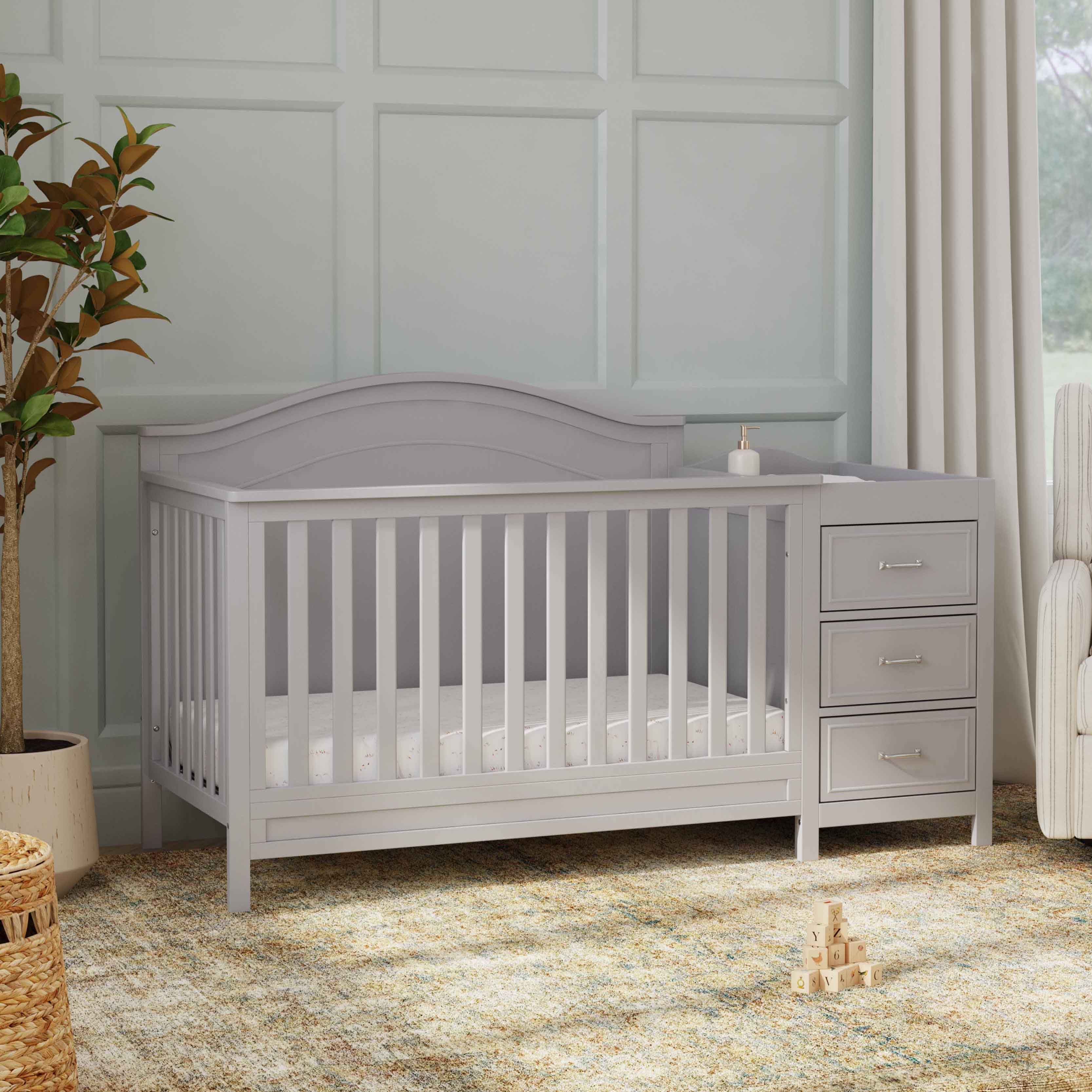 daVinci Charlie 4-in-1 Convertible Crib and Changer Combo - Grey.