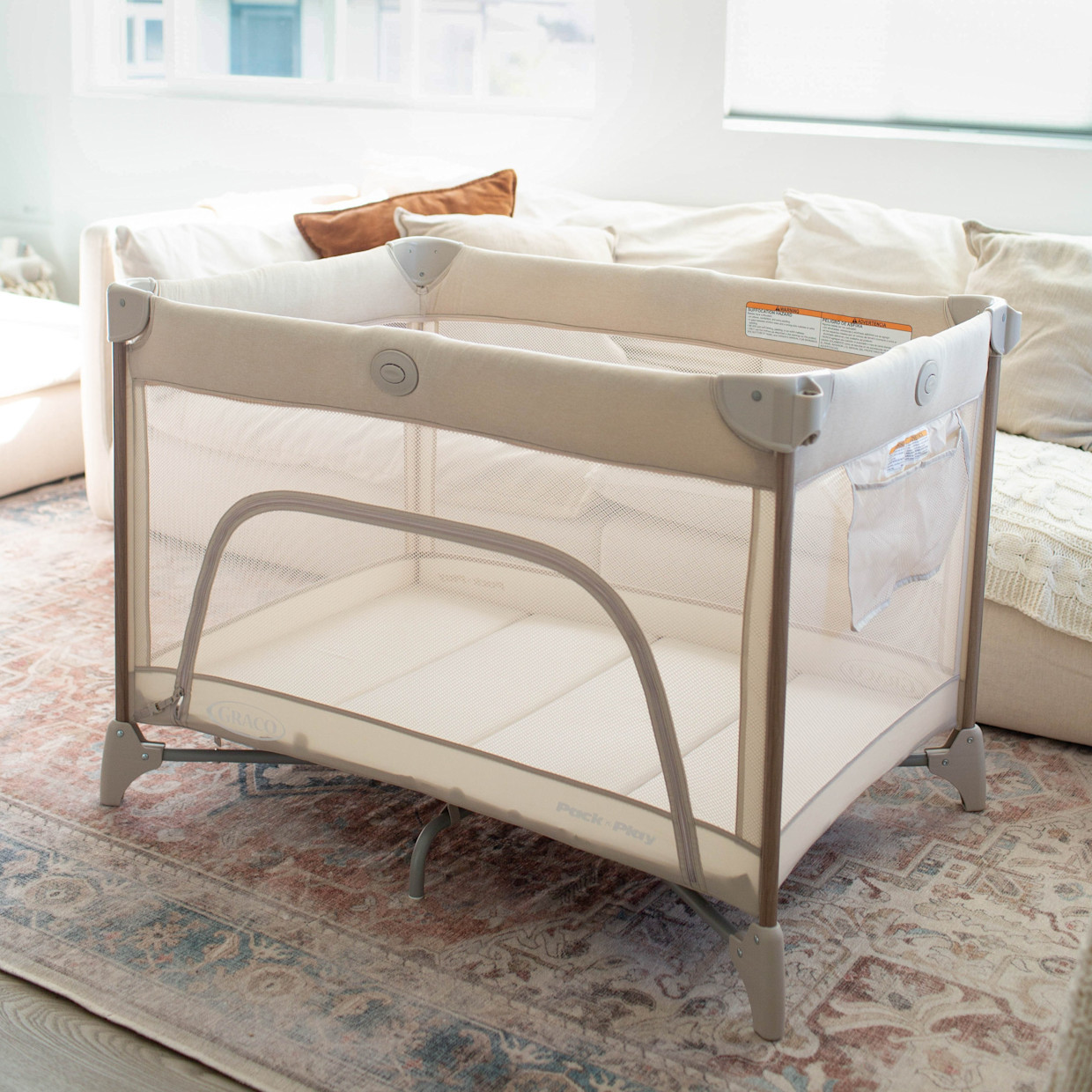 Graco Pack n' Play Close2Baby Seat Lux Playard - Soft Almond.