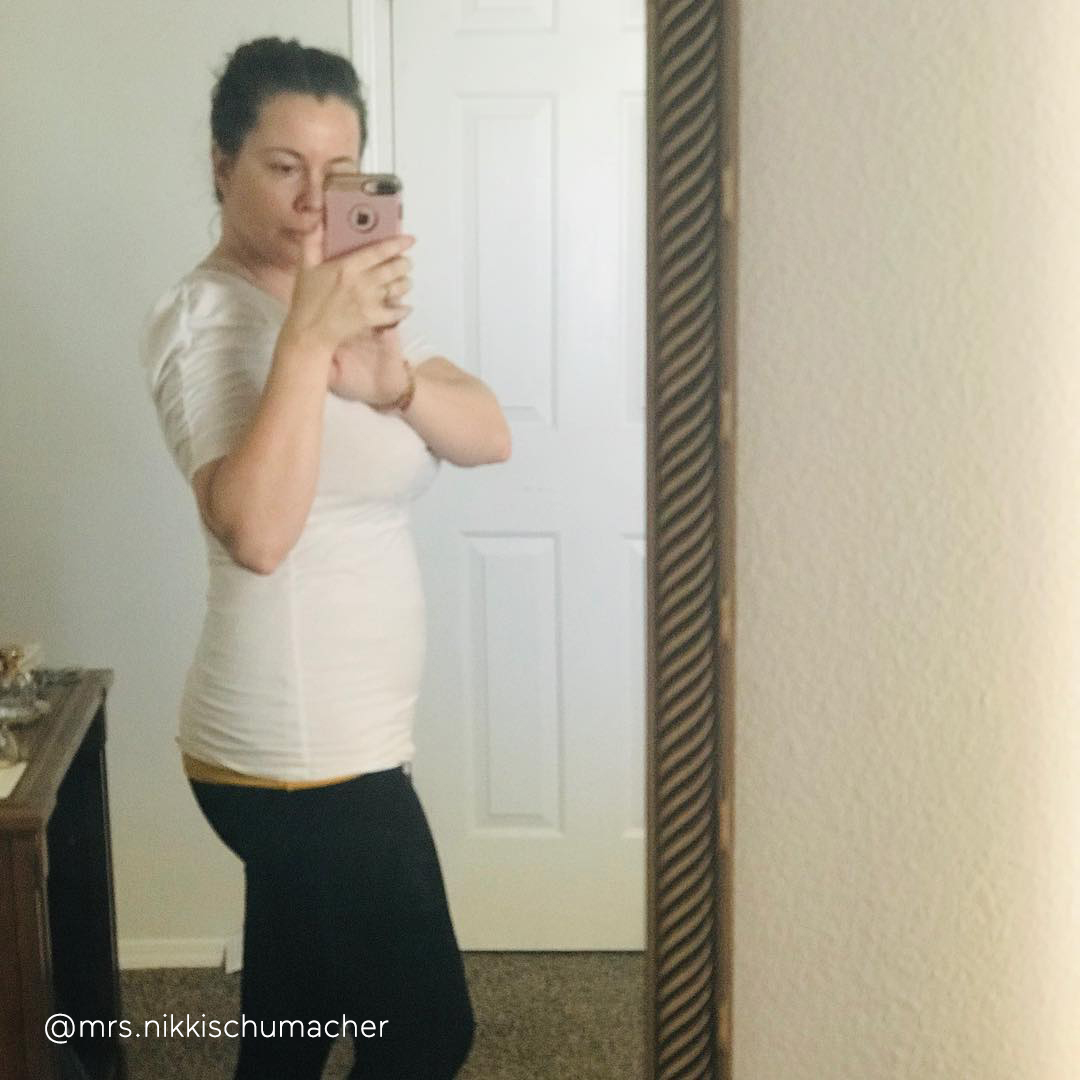 6-weeks-pregnant-bump-@mrs.nikkischumacher