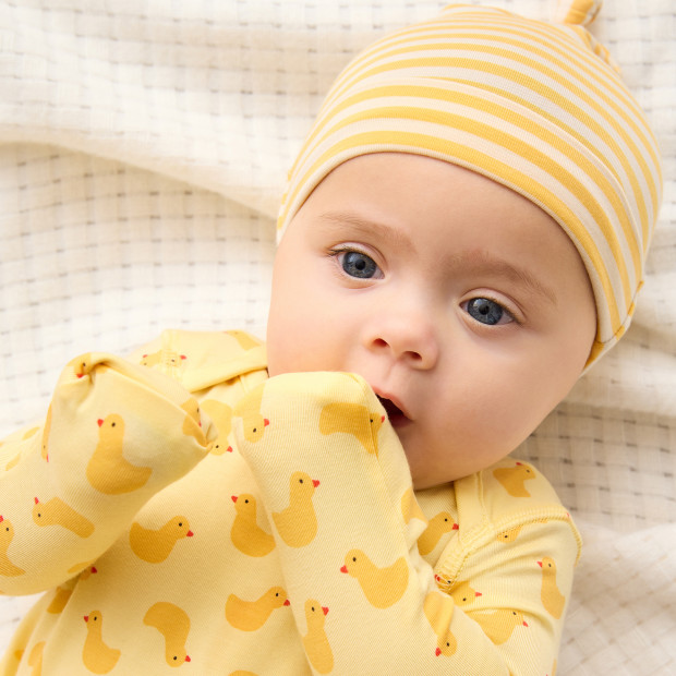 Hanna Andersson 2-Pack Baby Layette Top Knot Beanie in HannaSoft™ - Pepper The Duck On Limoncello, Newborn.