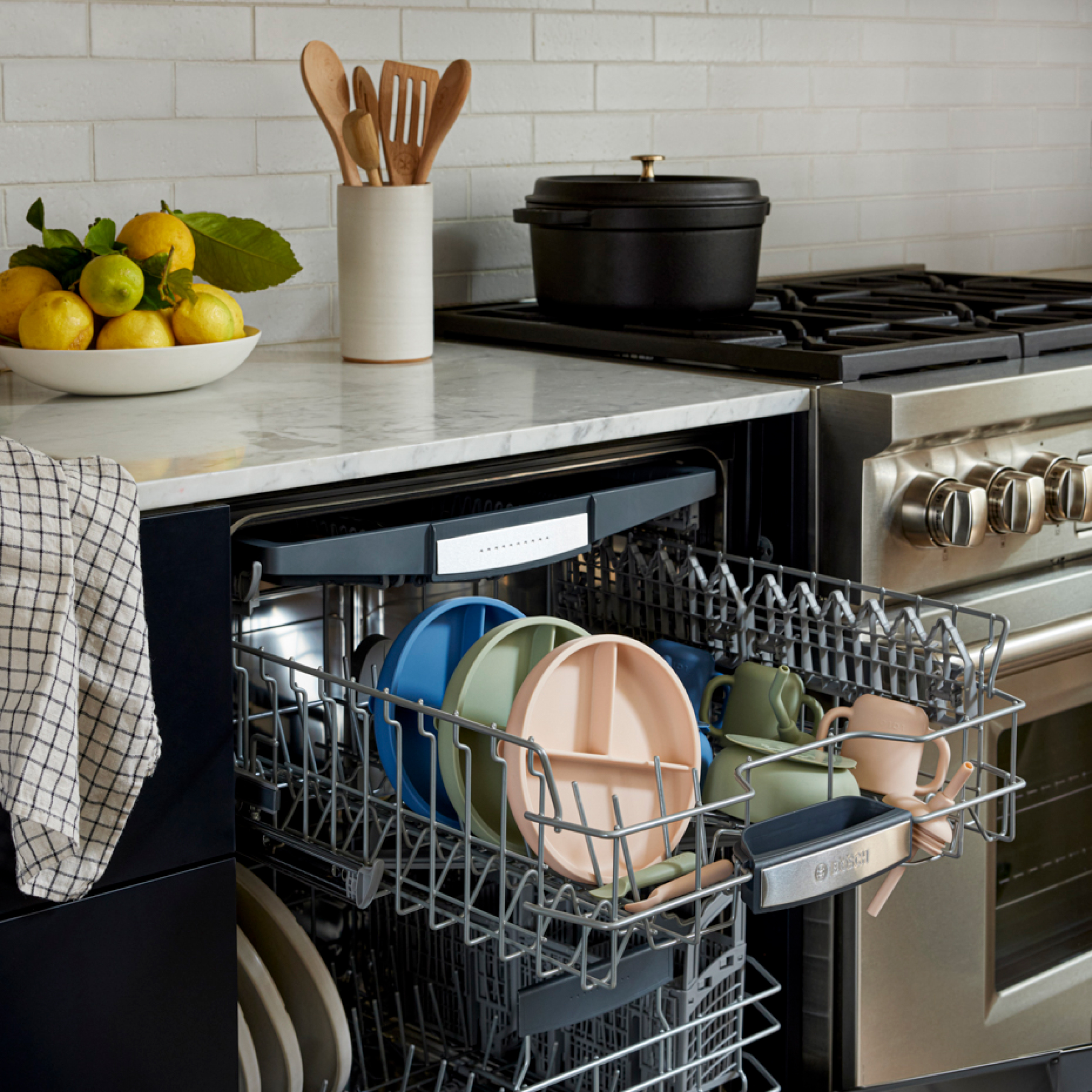 Lalo Suction Plate + Lid - Oatmeal.