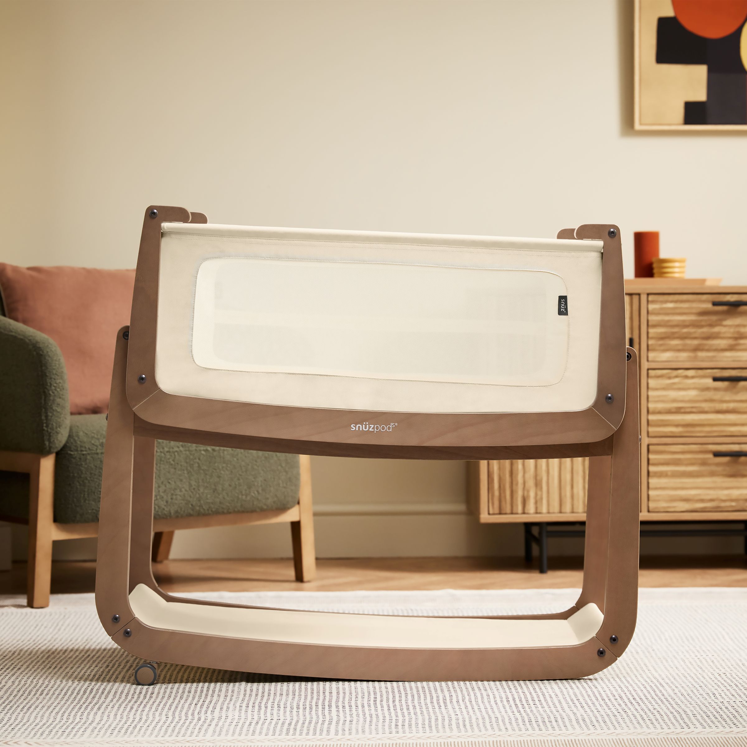 Snüz SnuzPod5 Bedside Bassinet - Walnut.