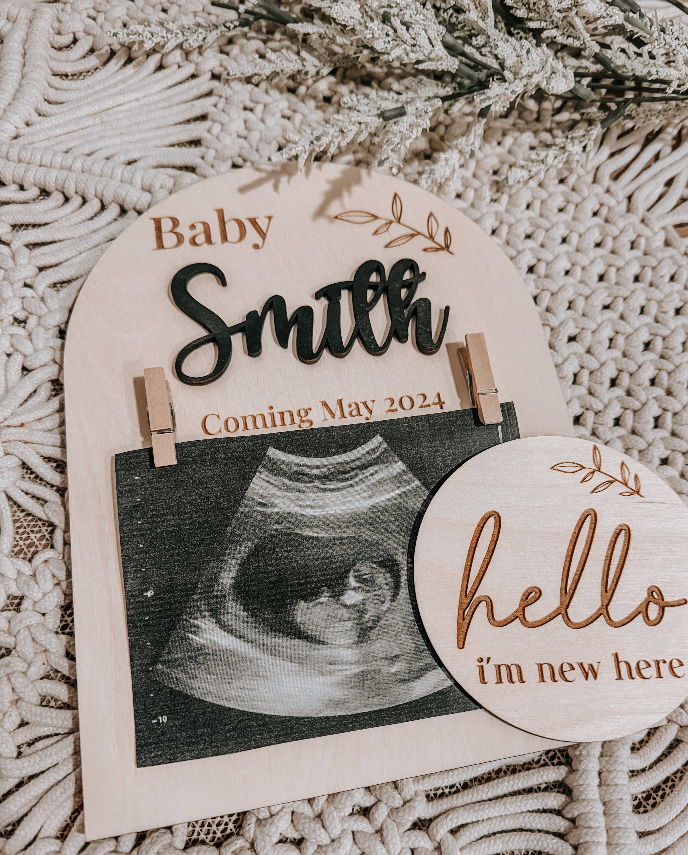 ValleyMeadows Personalized Pregnancy Announcement Frame Stand.