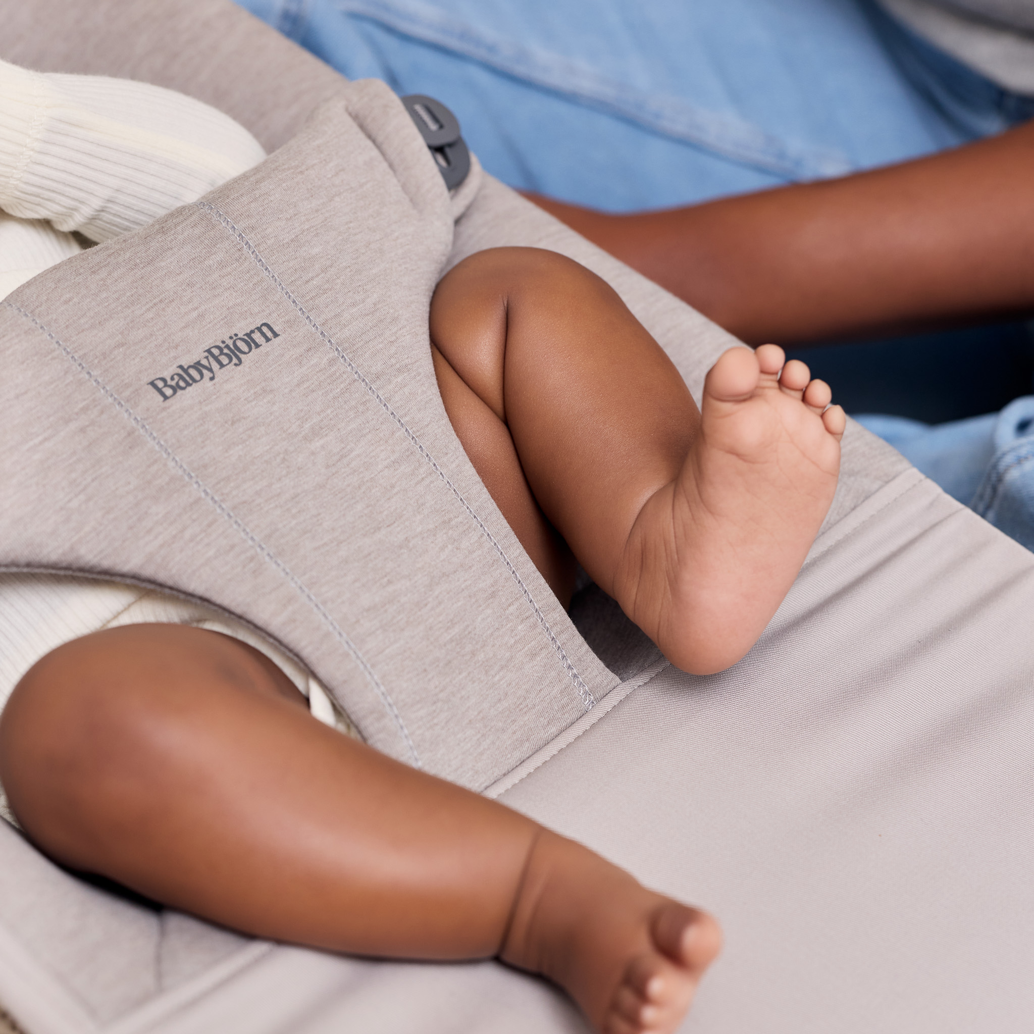 BabyBjörn Bouncer Bliss and Toy Bar Bundle - Sand Gray/Soft Friends Neutrals.