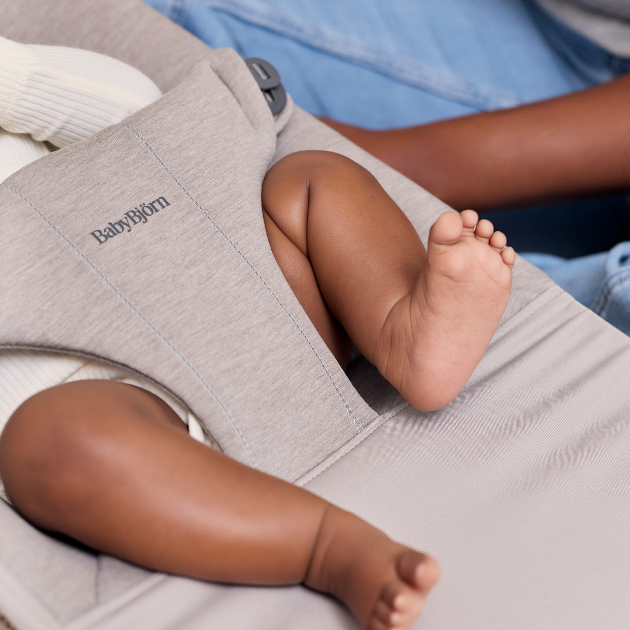 BabyBjörn Bouncer Bliss and Toy Bar Bundle - Sand Gray/Soft Friends Neutrals.