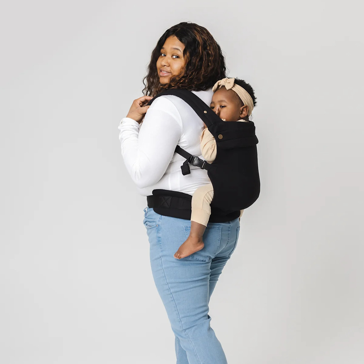MABĒ The Monarch Baby Buckle Carrier - Ebony.
