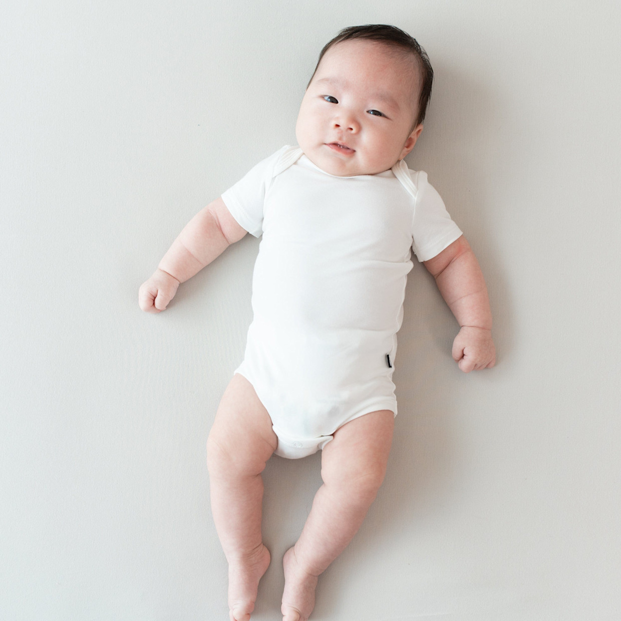 Kyte Baby Short Sleeve Bodysuit - Cloud, 0-3 M.