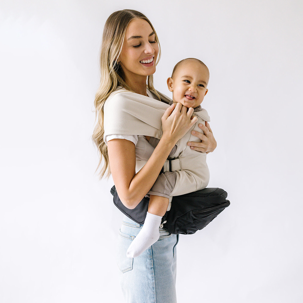 Tushbaby Hip Seat and Snug Carrier 2-in-1 Bundle - Black/Black, Cream Snug Carrier.