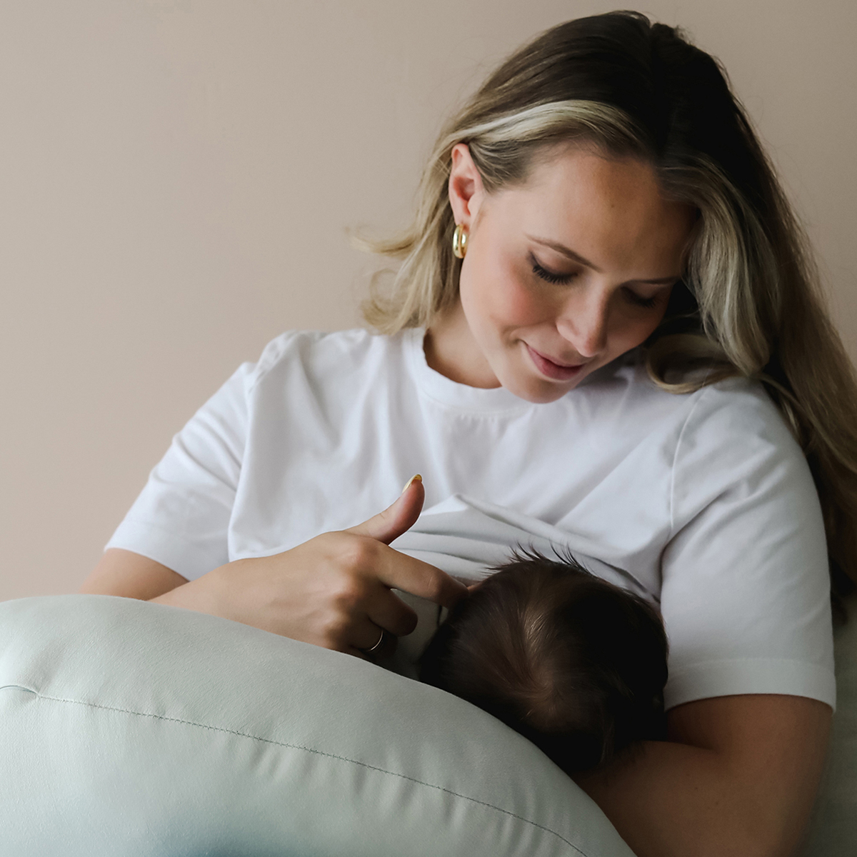 Snuggle Me Organic Feeding Support - Sage.