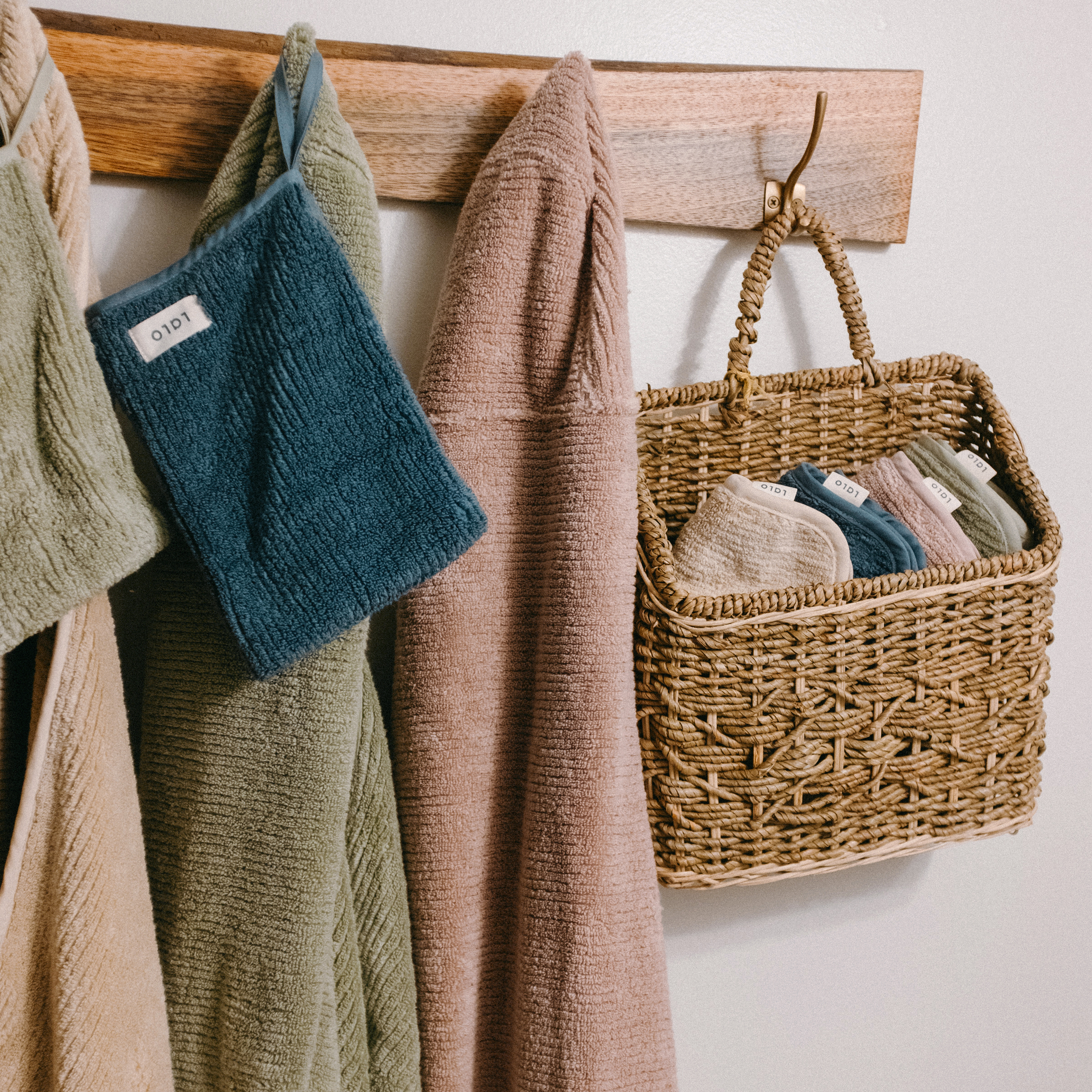 Lalo The Organic Ribbed Hooded Towel - Rose.