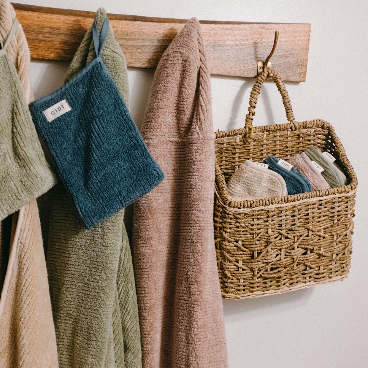 Lalo The Organic Ribbed Hooded Towel - Rose.