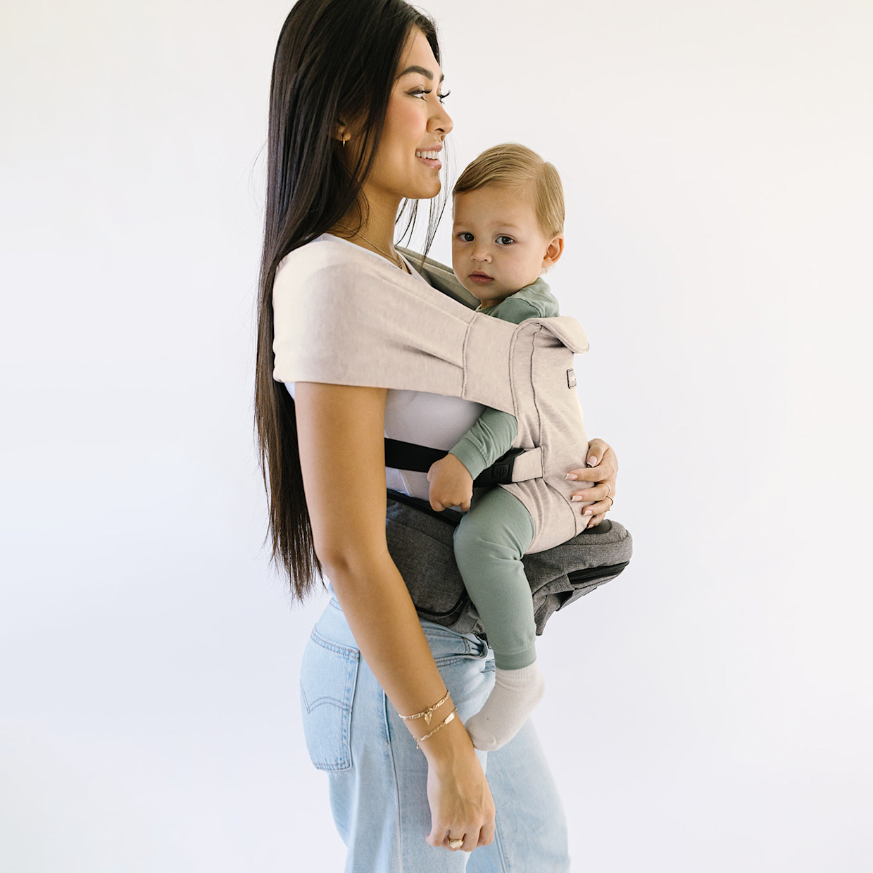 Tushbaby Hip Seat and Snug Carrier 2-in-1 Bundle - Grey, Cream Snug Carrier.