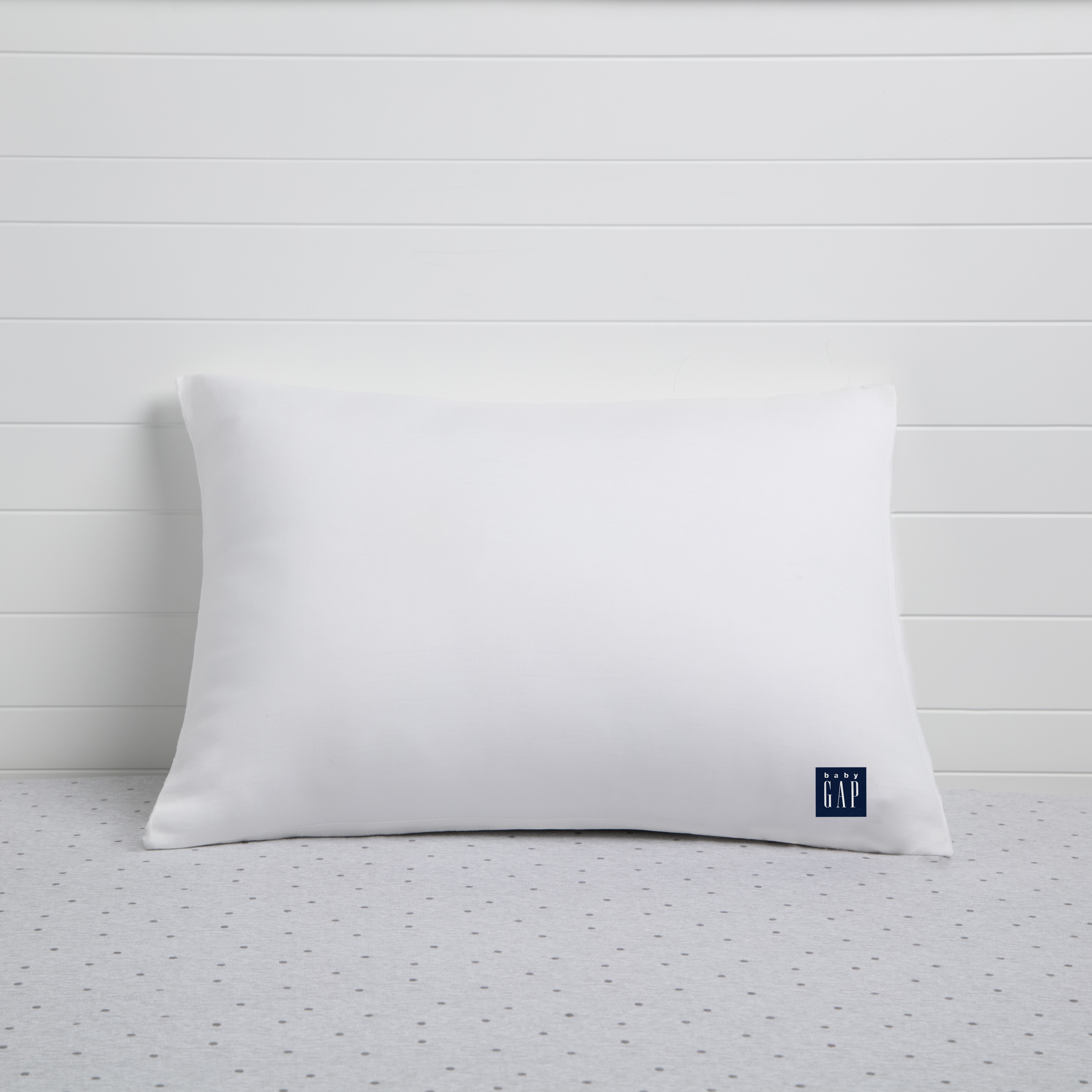 Delta Children babyGap Toddler Pillow with 2 Cooling Covers - White/Grey.