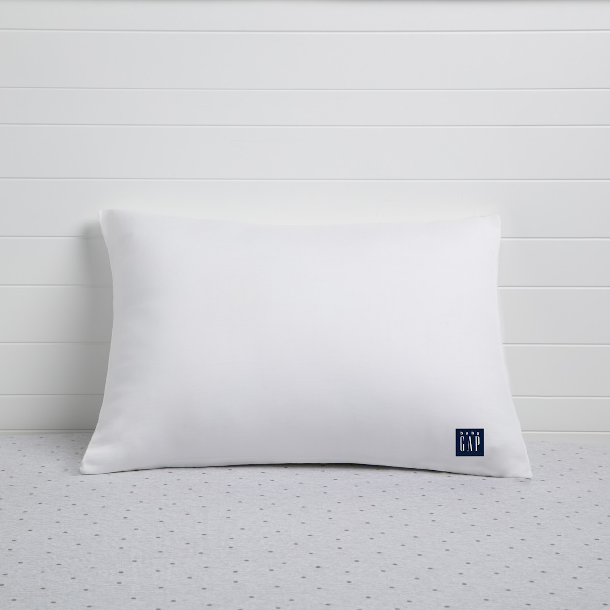 Delta Children babyGap Toddler Pillow with 2 Cooling Covers - White/Grey.