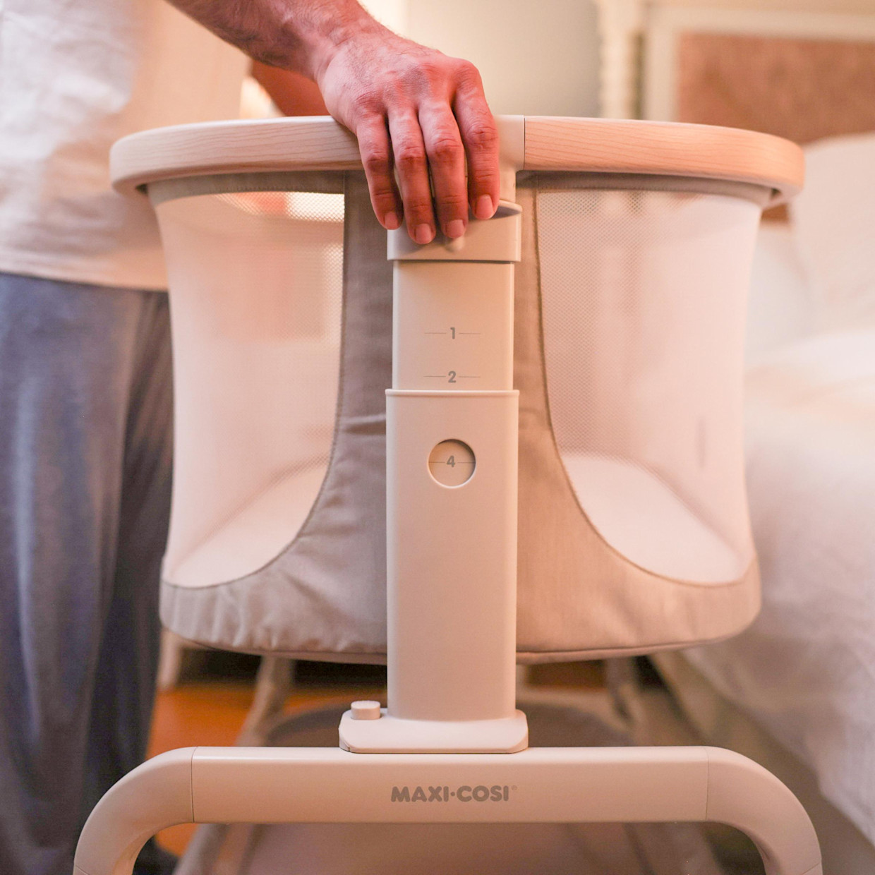 Maxi-Cosi Iora Bedside Bassinet - Classic Graphite.