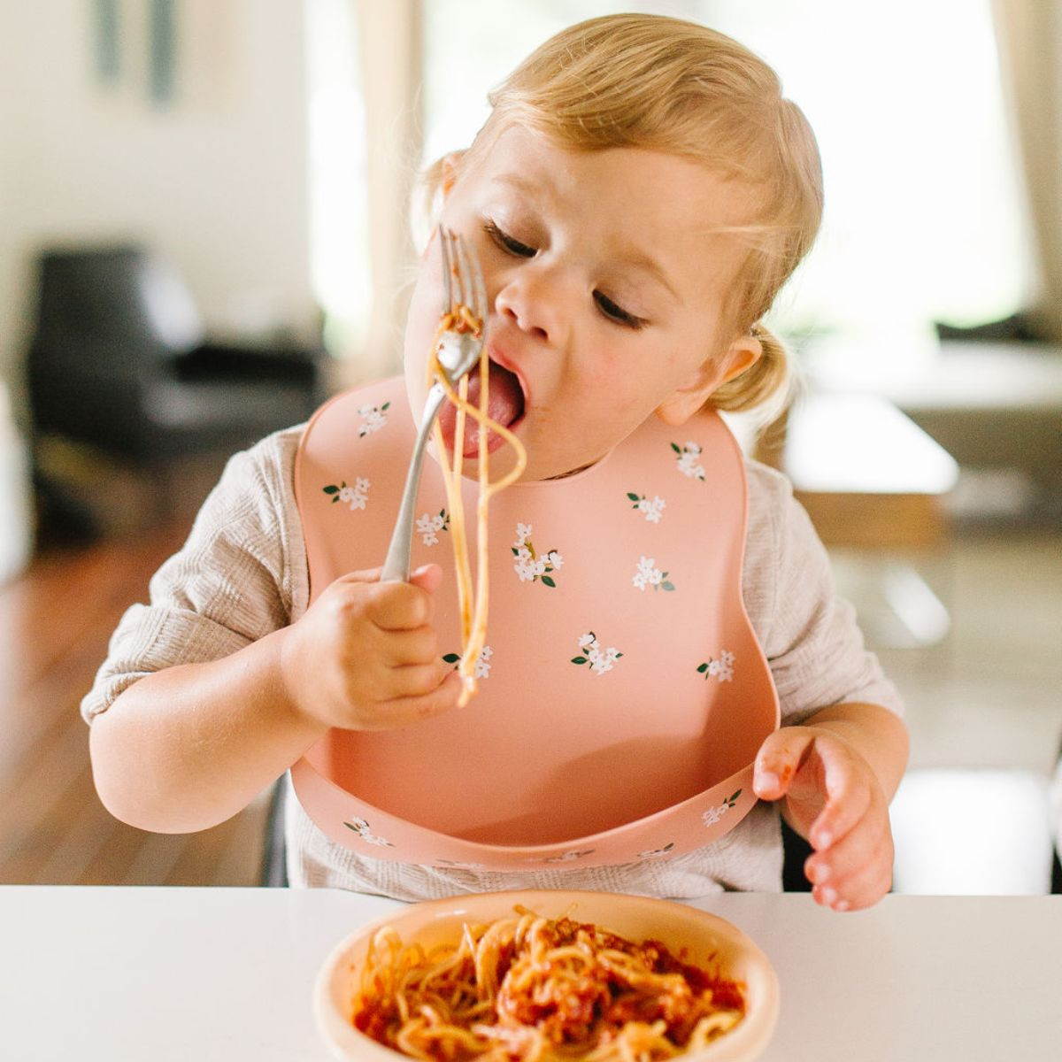 Loulou Lollipop Printed Silicone Bib - White Flowers.