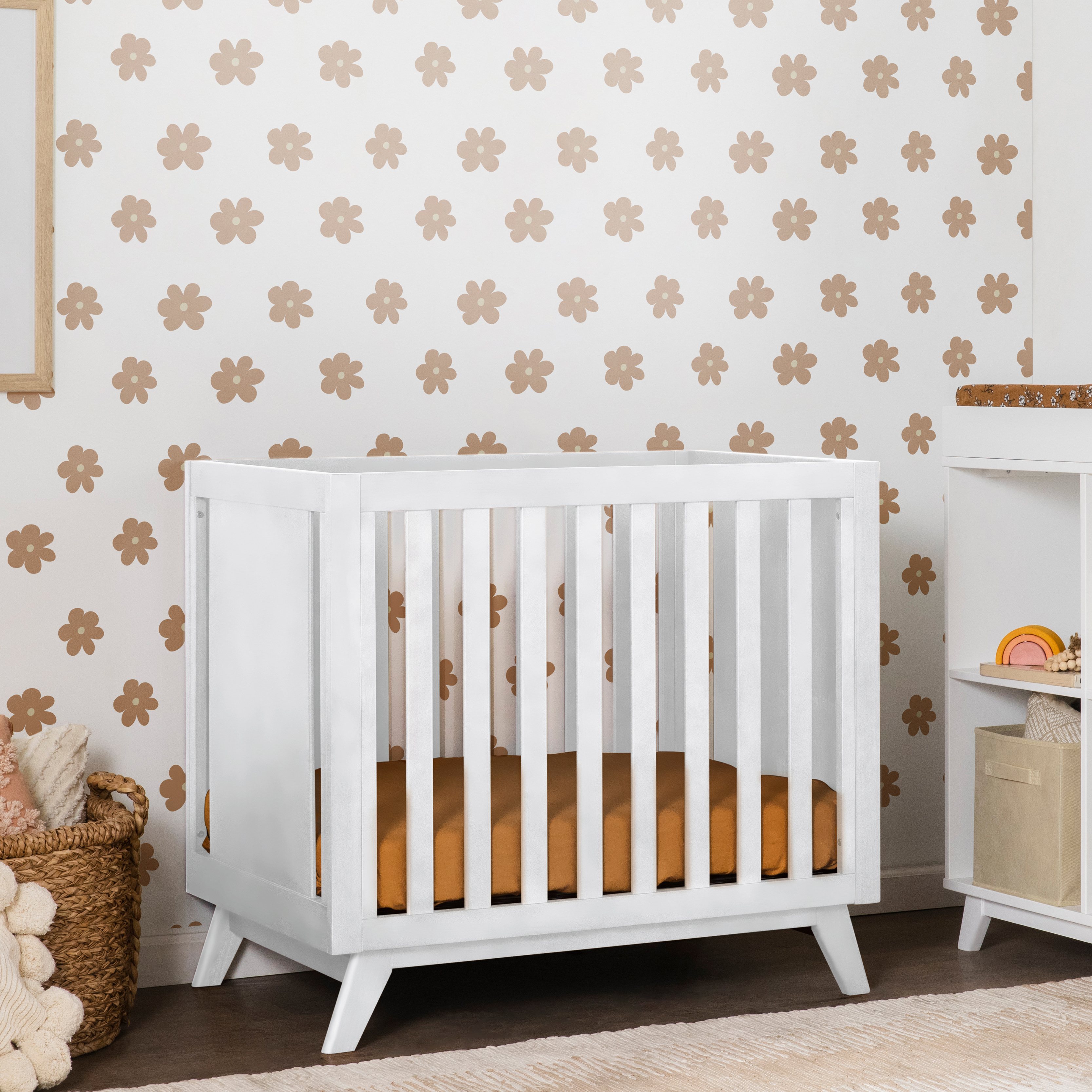daVinci Otto 3-in-1 Convertible Mini Crib with 4" Mattress - White.