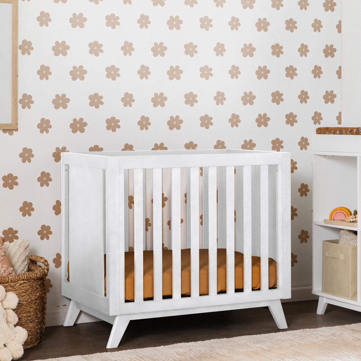 daVinci Otto 3-in-1 Convertible Mini Crib with 4" Mattress - White.